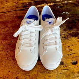 Keds triple kick leather WHITE SIZE 6. Platform sole. So cute and comfy.